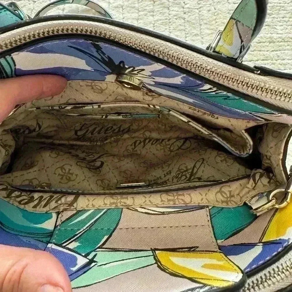 Guess purse - Picture 4 of 9